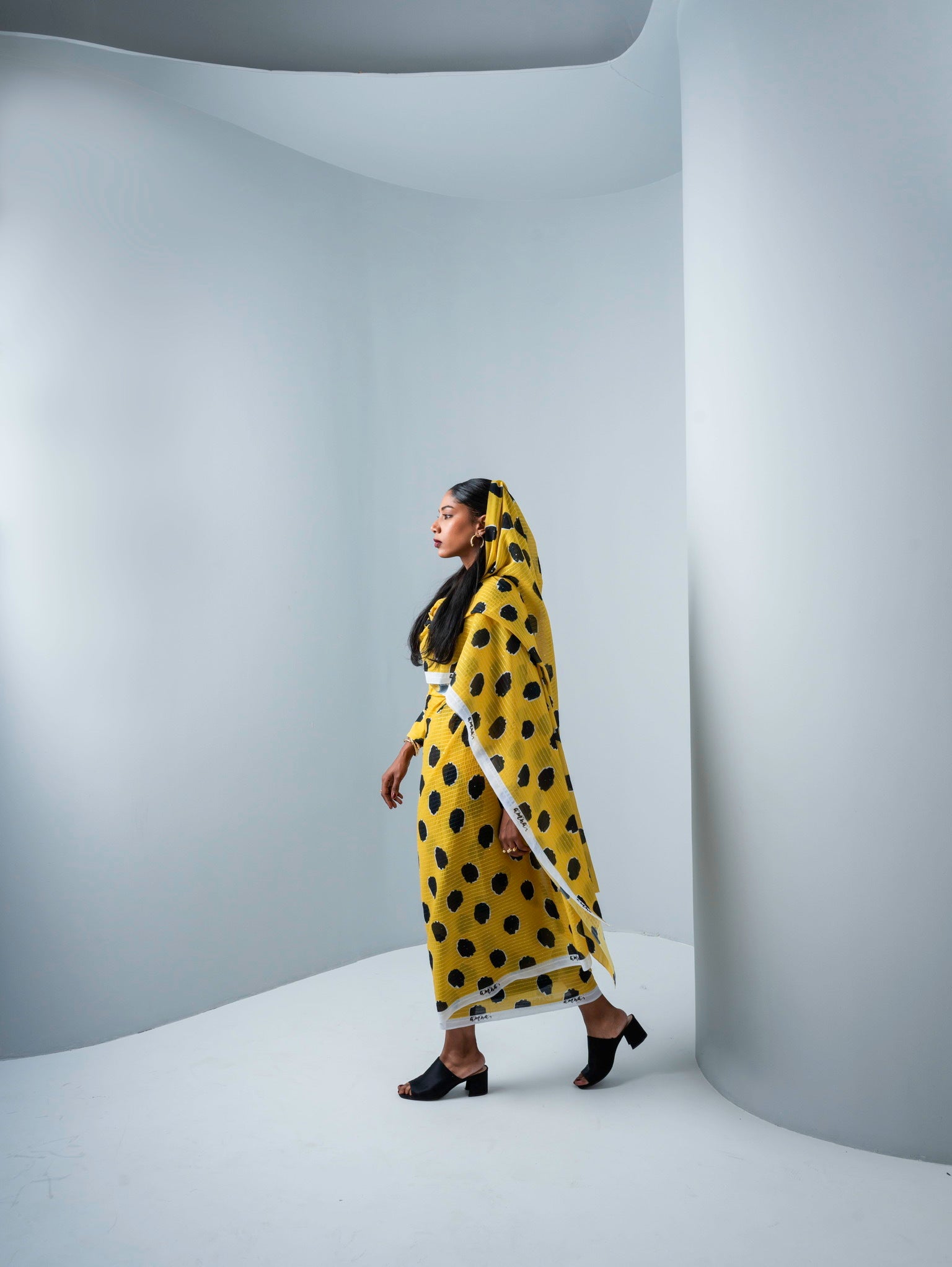 Yellow-black polka dots Toub